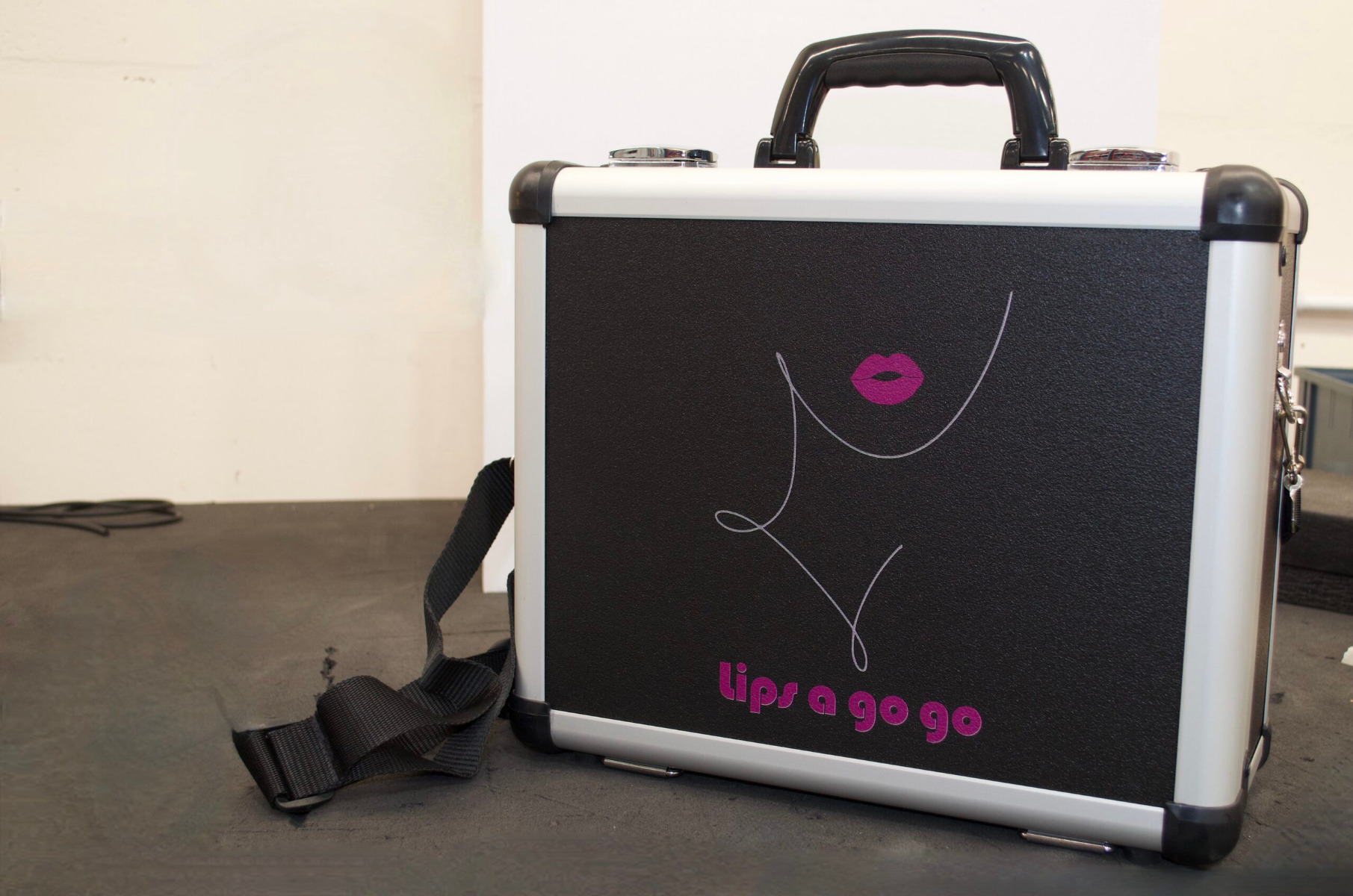 Smart case lips a go go