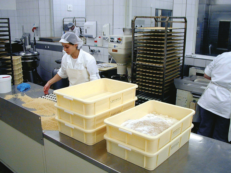 Hygiene-Stapelbehälter in der Bäckerei